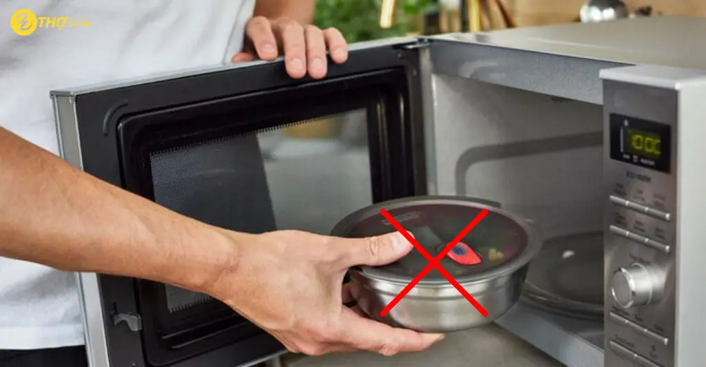 Không dùng các vật dụng bằng kim loại trong lò vi sóng