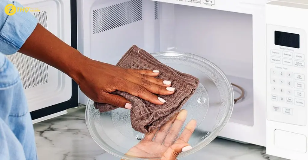 Vệ sinh khoang lò định kỳ để loại bỏ dầu mỡ bám bẩn
