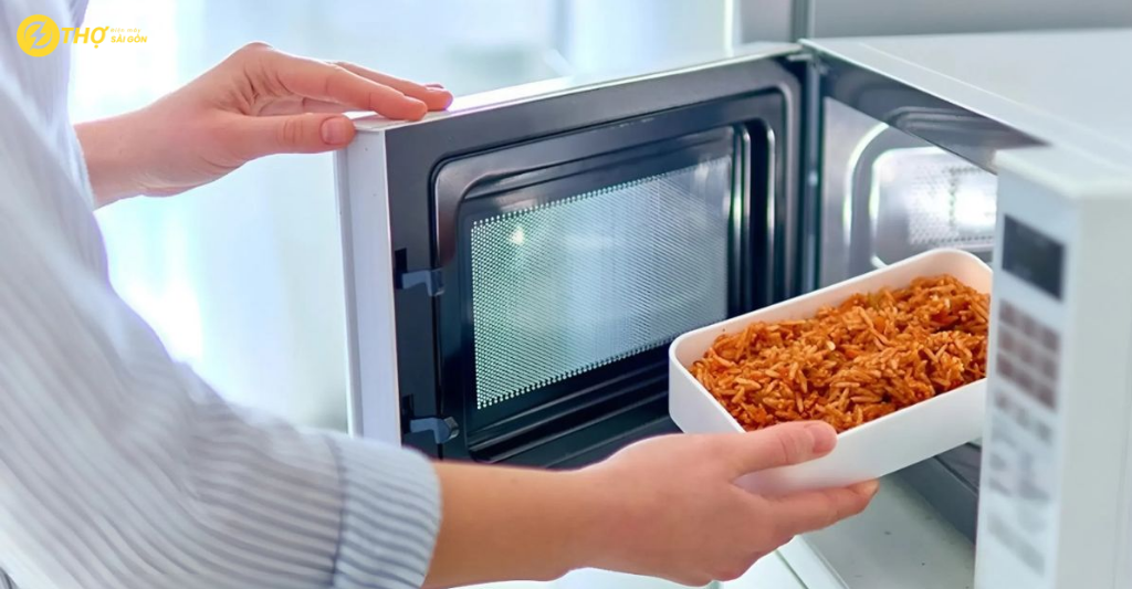 Vì sao cần chọn đúng vật liệu khi sử dụng lò vi sóng