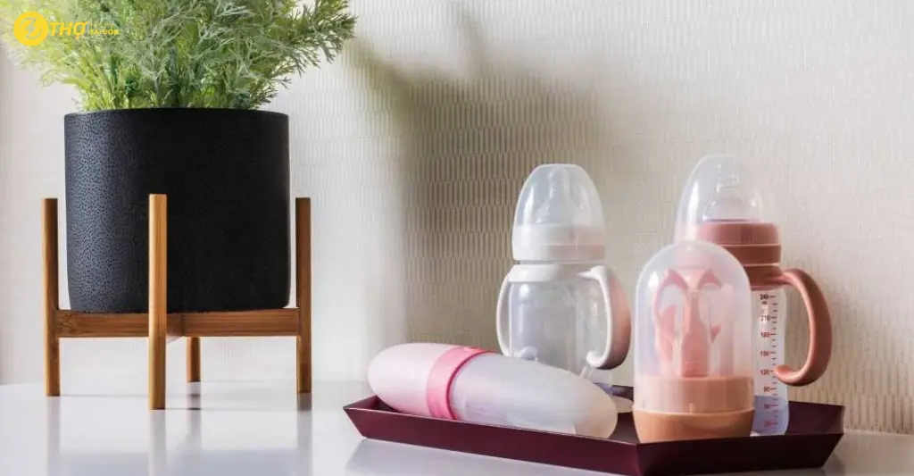 Chuẩn bị dụng cụ trước khi tiệt trùng bình sữa bằng lò vi sóng