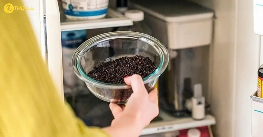 Khử mùi bằng than hoạt tính hoặc bã cà phê