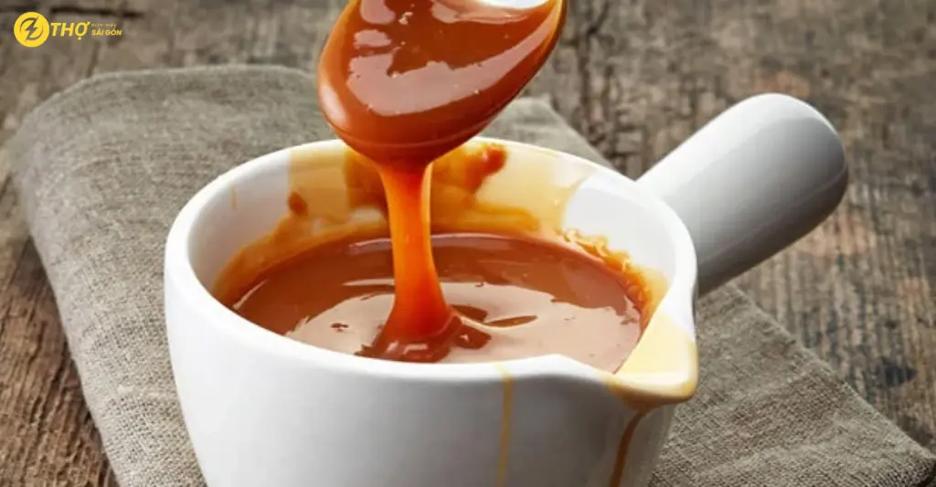 Làm lớp sốt caramel