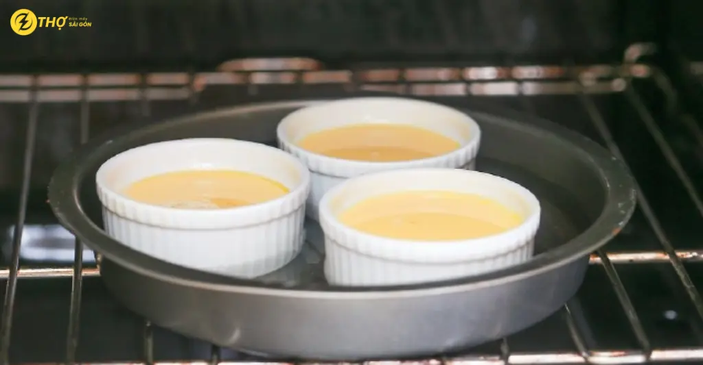 Quay bánh flan trong lò vi sóng