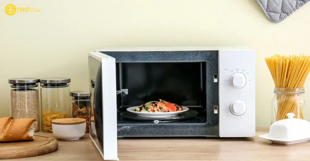 Nguyên lý hoạt động của lò vi sóng và tác động lên bát đĩa