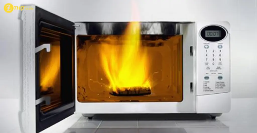 Những nguy hiểm tiềm ẩn khi cho đồ inox vào lò vi sóng